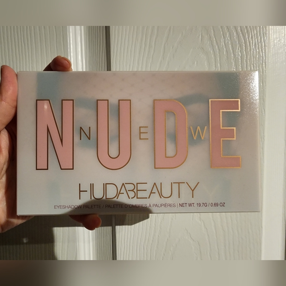 Huda Beauty BNIB New Nude Eyeshadow Palette
